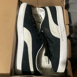 Kids Suede Classic XXI Pumas size 6.5